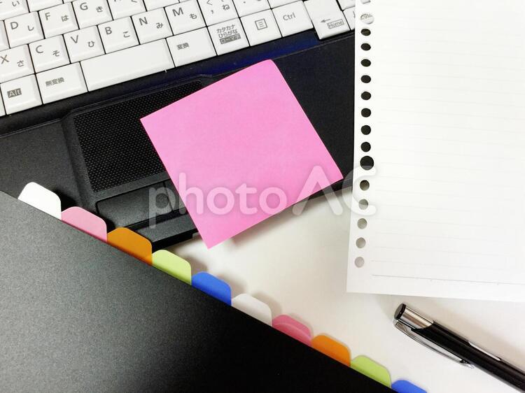 デスクワーク　書き置きメモ デスクワーク,オフィス,仕事の写真素材