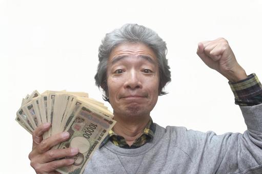 大金を持つシニア男性 シニア,シニア男性,シニアサラリーマンの写真素材