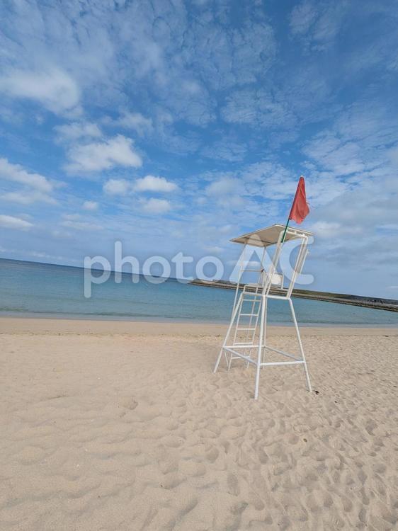 赤旗が掲げられたビーチ ビーチ,赤旗,海の写真素材