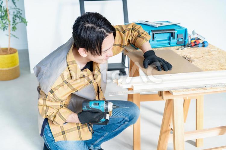 DIYをする男性 diy,リノベ,内装の写真素材