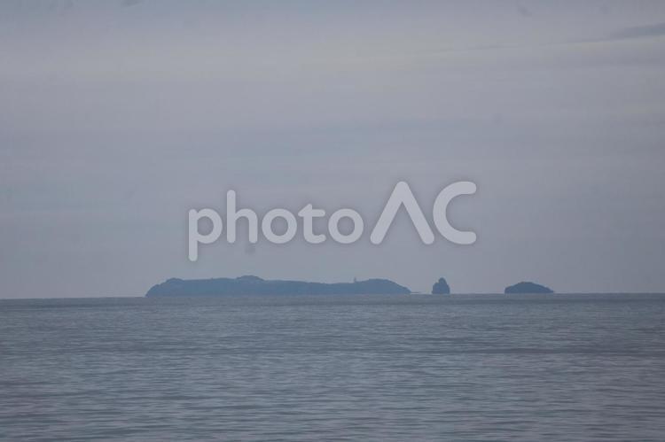 さざ波の海面の海と島と空の風景 さざ波,海面,海の写真素材