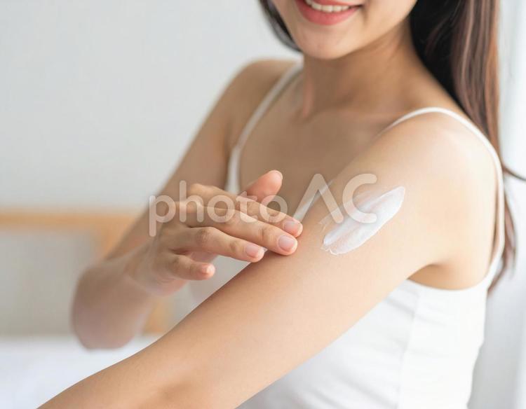 腕に日焼け止めクリームを塗る女性 女性,美容,スキンケアの写真素材