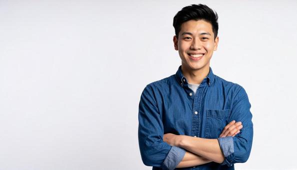笑顔の男性が腕を組んで立つポートレート 笑顔の男性が腕を組んで立つポートレートの写真