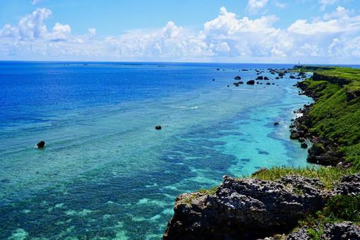 東平安名崎展望台から望む宮古ブルーの海 東平安名崎展望台から望む宮古ブルーの海の写真