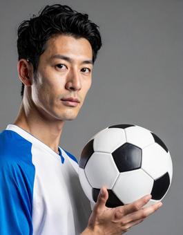 ボールを持っている日本人のサッカー選手 ボールを持っている日本人のサッカー選手の写真