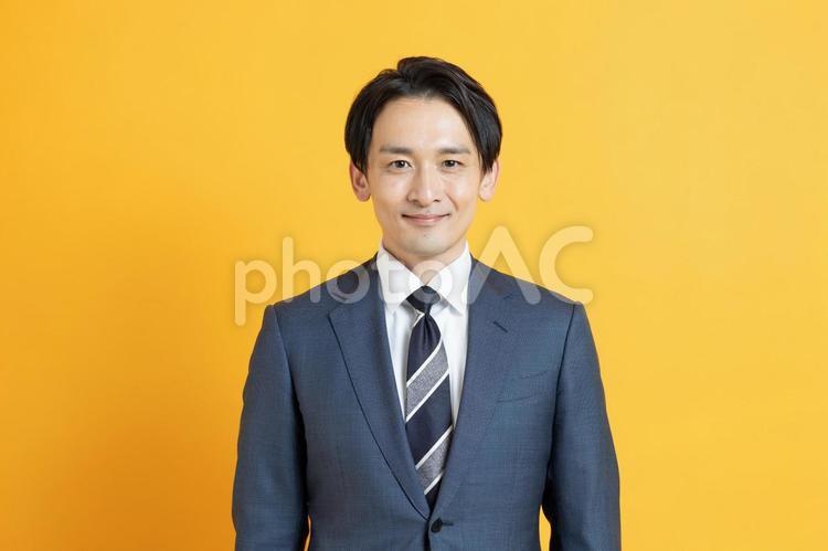 証明写真を撮るビジネスマン イケメン,ハンサム,プロフィール写真の写真素材