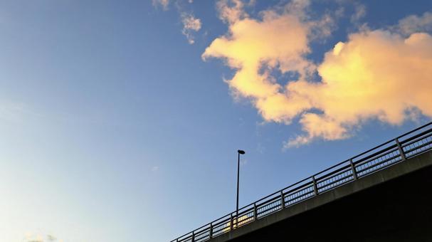 橋と街灯と雲と　秋の空 橋,街灯,空の写真素材
