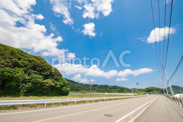 田舎の道路と青空が広がる風景 畑,田舎,農業の写真素材