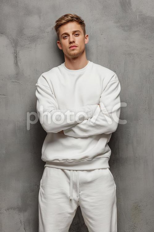 白いラフな格好の男性 男性,モデル,20代の写真素材