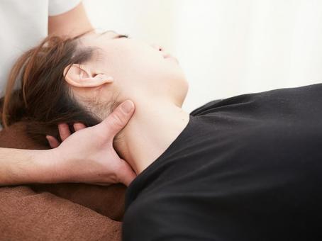 Japanese woman receiving neck massage, JPG Japanese woman receiving neck massage, whole house, stiff shoulder, massage, JPG