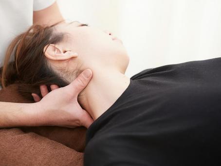 Japanese woman receiving neck massage, whole house, stiff shoulder, massage, JPG