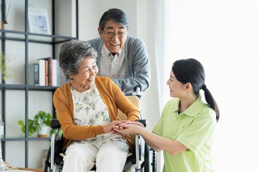 車椅子のシニアの夫婦と介護福祉士 車椅子のシニアの夫婦と介護福祉士 介護,車いす,シニアの写真素材