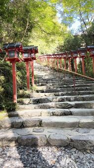 朱色の灯籠に導かれて 貴船神社,京都,奥宮の写真素材