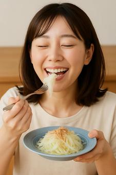 女性がオニオンスライスを食べる瞬間 女性がオニオンスライスを食べる瞬間の写真