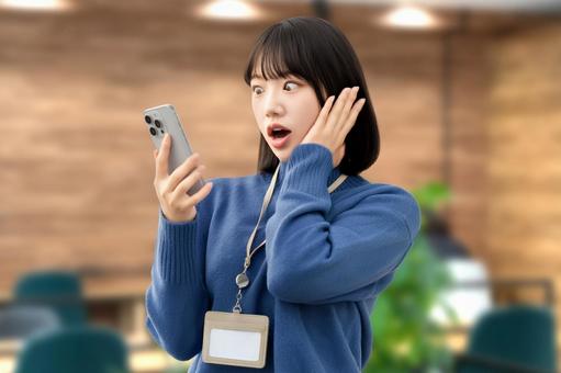 スマホの画面を見て驚くビジネスウーマン 女性,スマホ,スマートフォンの写真素材