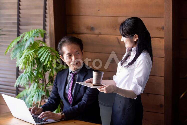 中高年のビジネスマンとビジネスウーマン 経営者,秘書,社長の写真素材