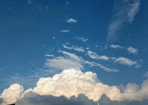 すごく大きいもこもこの入道雲 すごく大きいもこもこの入道雲の写真