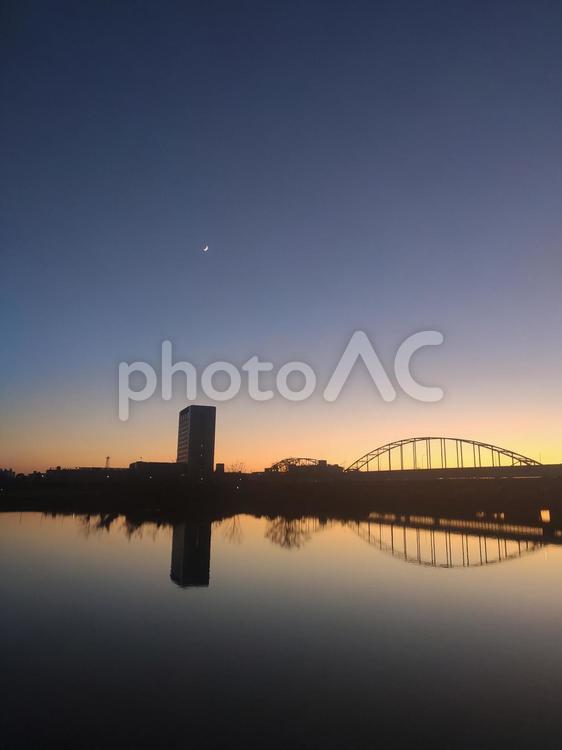 夕暮れ　橋 日暮れ,反射,月の写真素材