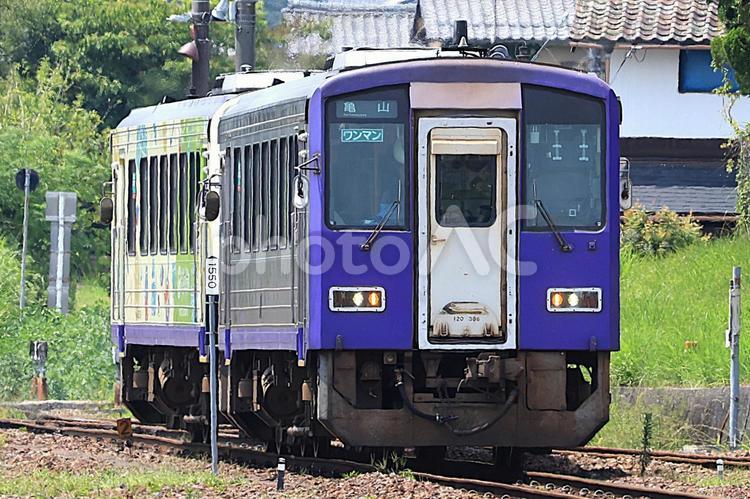 JR西日本 キハ120形（関西本線） 関西本線,キハ120形,列車の写真素材