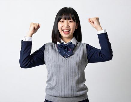 ガッツポーズをする女子学生 ガッツポーズをする女子学生の写真