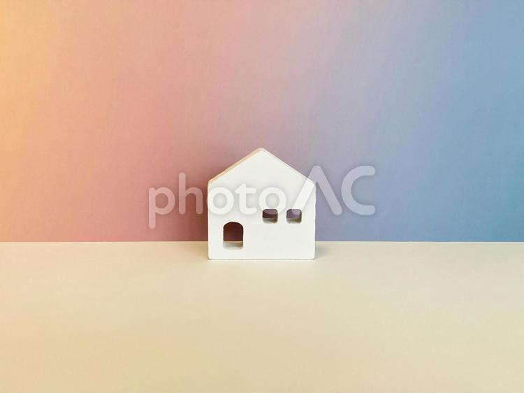 白い家の模型（グラデーション背景） 暮らし,生活,人生計画の写真素材