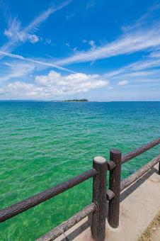 海岸沿いから眺める夏の海 海岸沿いから眺める夏の海 自然,風景,空の写真素材
