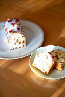 陽光差すフルーツケーキ フルーツケーキ,パウンドケーキ,ケーキの写真素材