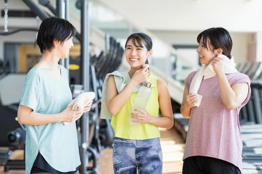 ジムでトレーニングする若い女性 ジム,フィットネス,女性の写真素材