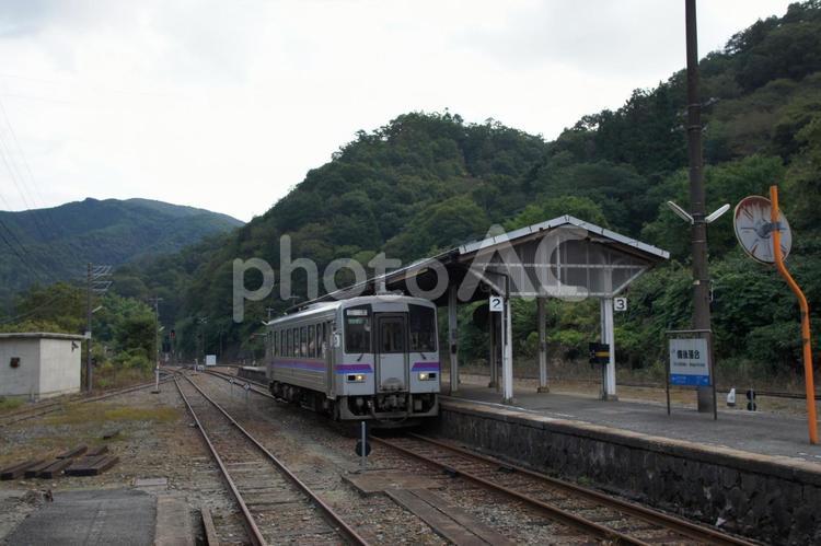 JR芸備線の備後落合駅に停車中の普通列車 jr西日本,汽車,列車の写真素材