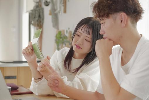 将来のお金の相談をする若い夫婦 家計管理,貯金,貯蓄の写真素材