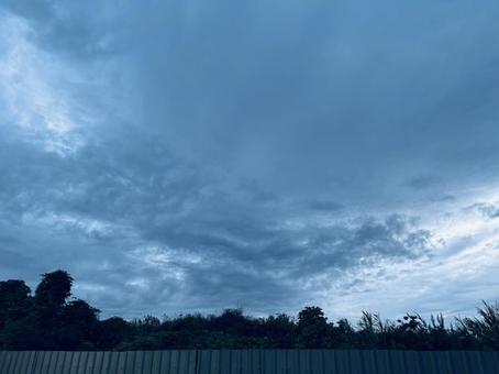 ブルーグレーの空、コピースペース 空,曇り,夕暮れの写真素材