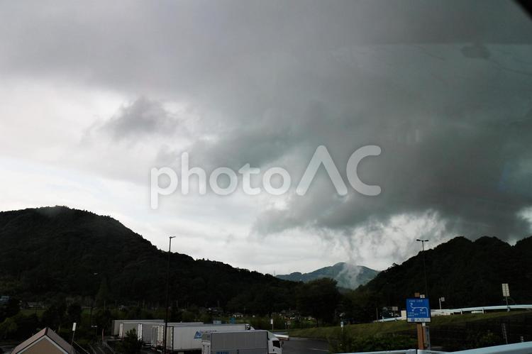 山から湧き上がる雲の群れ 雲,湧く,湧き上がるの写真素材