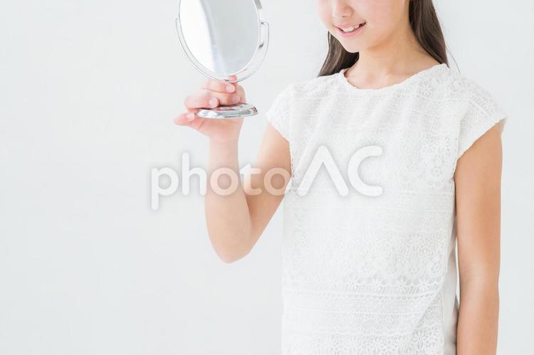 鏡を見る女の子（笑顔） 顔,鏡,スキンケアの写真素材