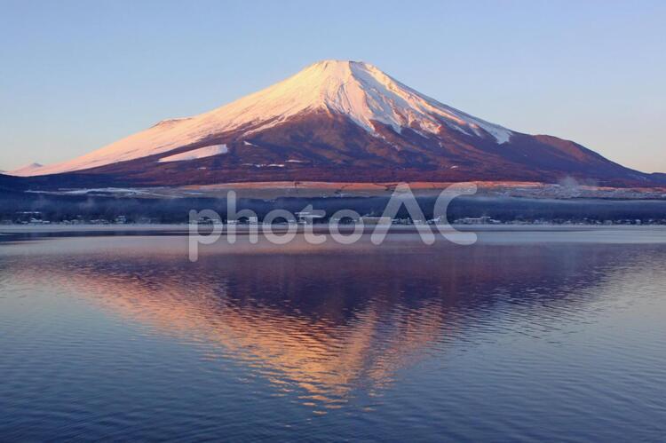 山中湖から早朝望む富士山、波紋が生じ逆さ富士できず、残念！ 山中湖,早朝,富士山の写真素材