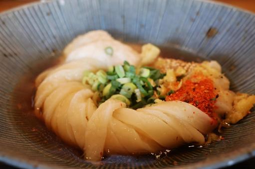 さぬきうどん店の平打ち麺の渦巻きぶっかけ さぬきうどん店の平打ち麺の渦巻きぶっかけの写真