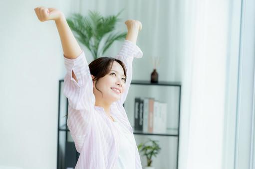 朝の若い女性イメージ 朝の若い女性イメージ 若い女性,朝,伸びの写真素材
