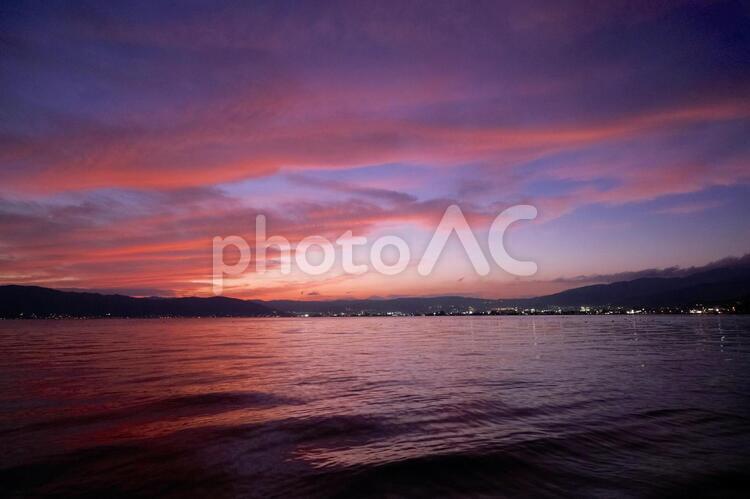夕焼けの秋の諏訪湖 夕焼け,夕暮れ,夕方の写真素材
