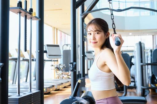 ジムでトレーニングする笑顔の女性 トレーニング,女性,筋トレの写真素材