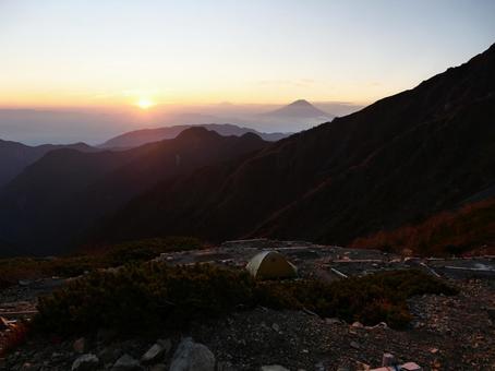 農鳥小屋のテン場と朝焼けの富士山 農鳥小屋のテン場と朝焼けの富士山 農鳥小屋,朝焼け,テン場の写真素材