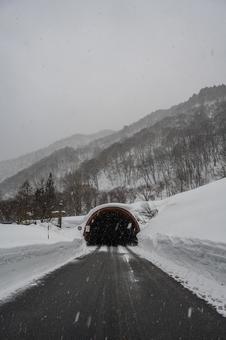 The road to Mt. Tanigawa, JPG The road to Mt. Tanigawa, JPG