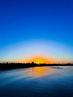 幻想的な夕焼けの海辺の景色 幻想的な夕焼けの海辺の景色 夕焼け,夕暮れ,夕日の写真素材