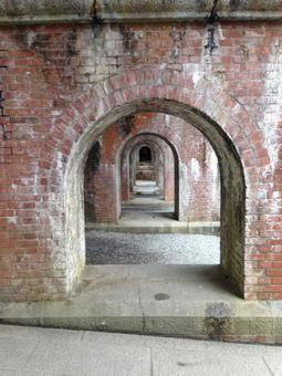 長く続くアーチ 門,アーチ,道の写真素材