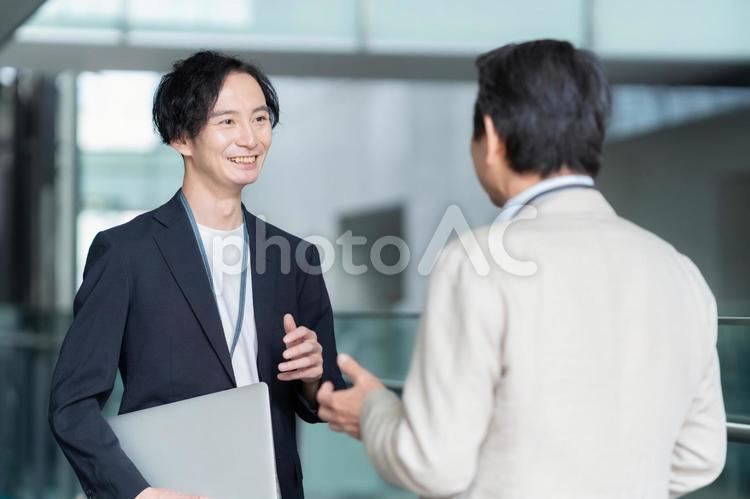 オフィスで打ち合わせをするエンジニア エンジニア,ビジネス,会議の写真素材