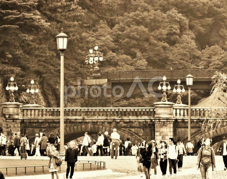 二重橋と観光客　セピア色 日本,東京,皇居の写真素材