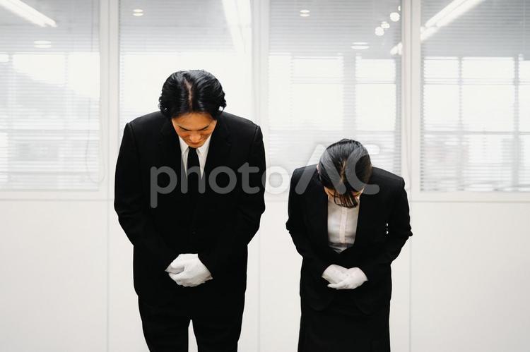 お辞儀する白手袋をつけた男女（挨拶） 鑑定士,質屋,白手袋の写真素材