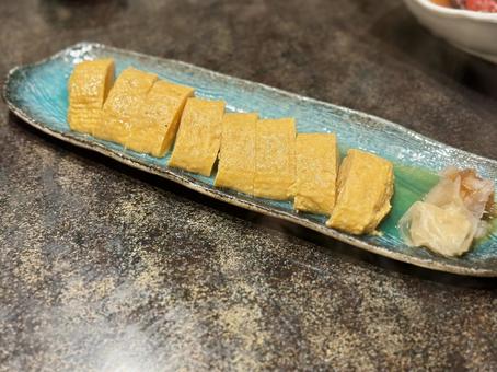 青皿に並べられたふんわり出汁巻き卵 青皿に並べられたふんわり出汁巻き卵 出汁巻き卵,玉子料理,和食の写真素材