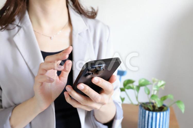 スマホを使うビジネスウーマン スマホ,携帯,電話の写真素材