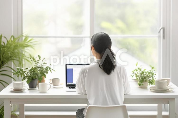 自宅で仕事するフリーランス 女性,フリーランス,在宅ワークの写真素材