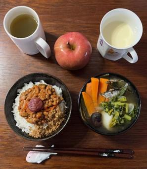 長芋などと油揚げの具沢山みそ汁などの朝食の写真