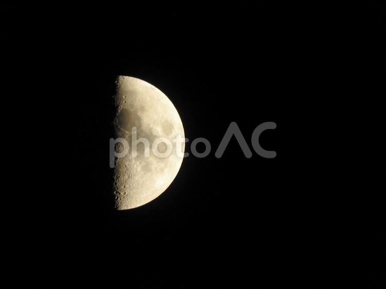 二分の一のお月様 お月様,冬空,空の写真素材